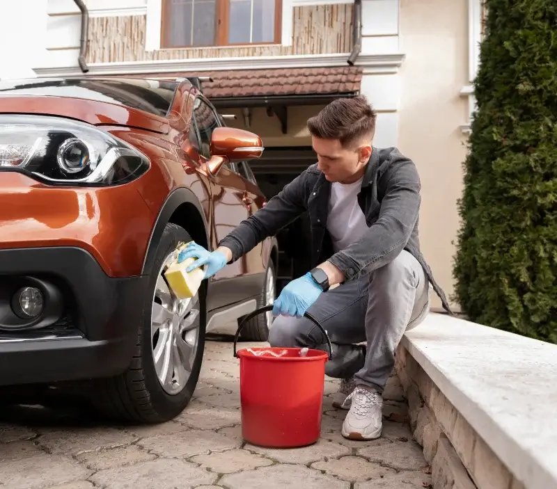 Lavage auto à domicile Souanyas : professionnel intervenant sur un véhicule